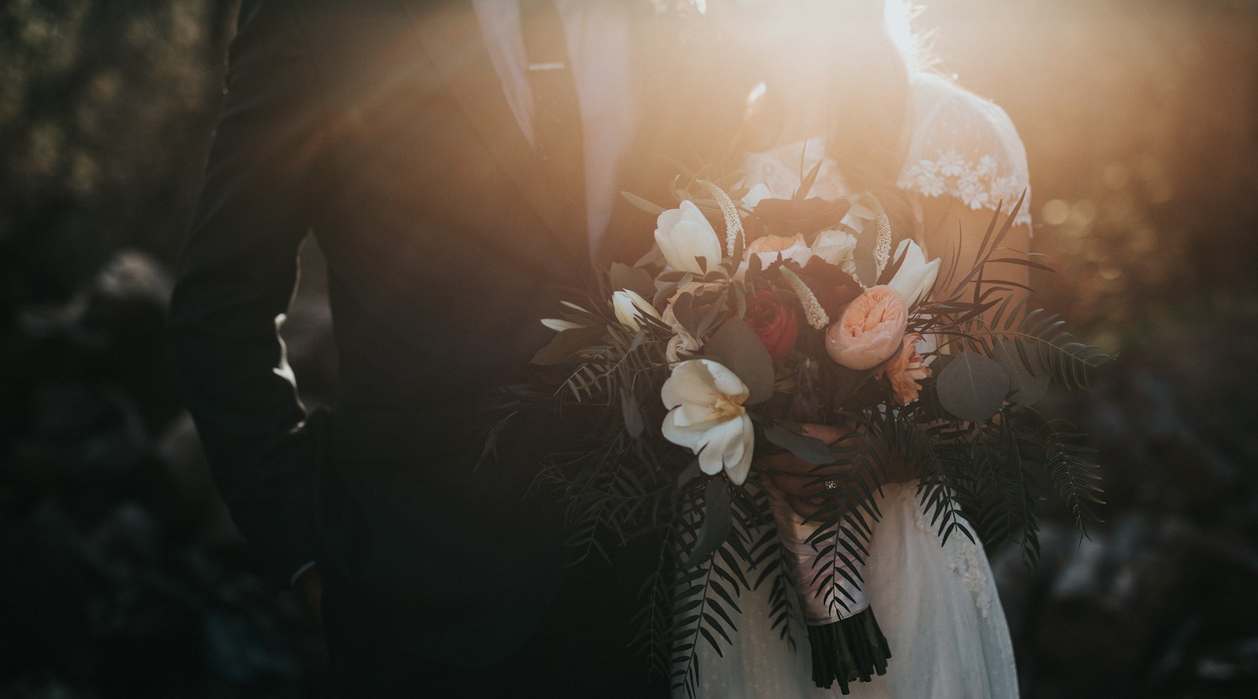 Gün batımında gelin ve damat