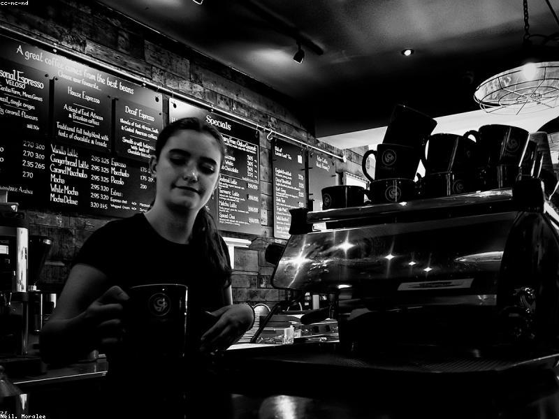 Barista latte art yaparken